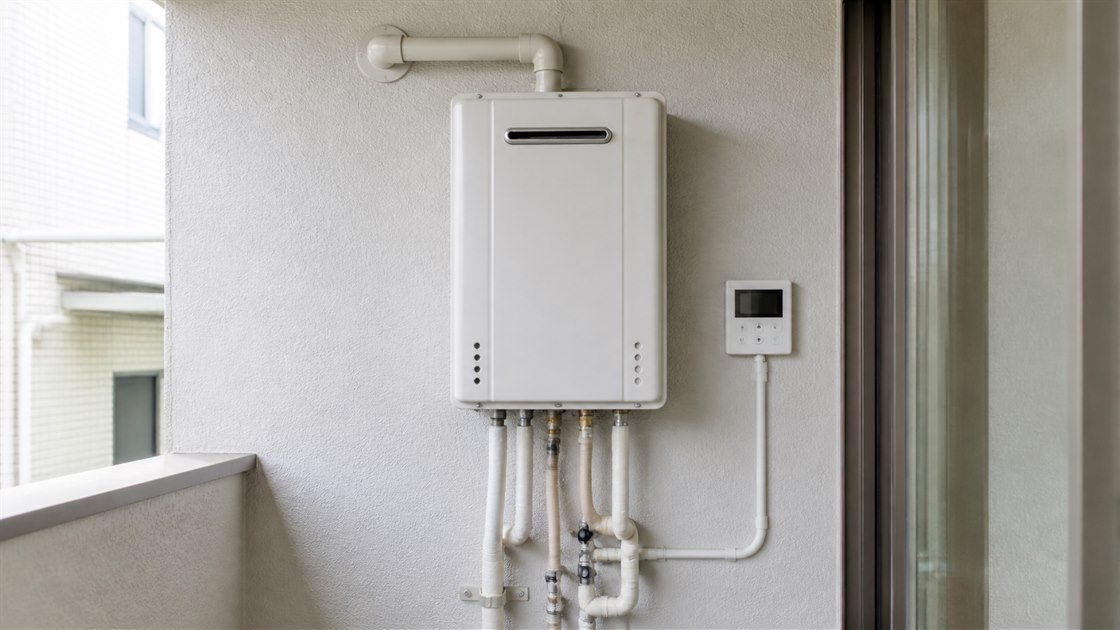 集合住宅のサービスバルコニーに設置した給湯設備