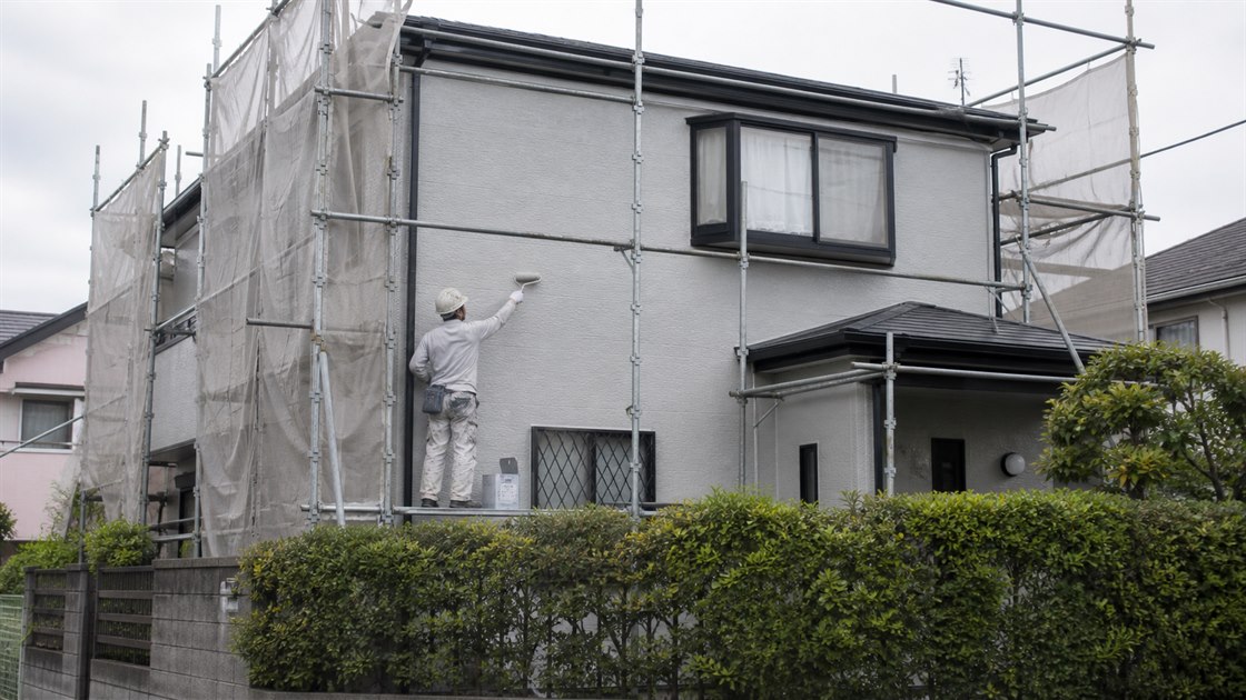 戸建住宅の外壁を塗装する職人