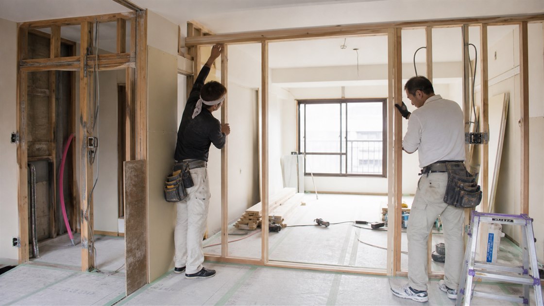 間取り変更のため新しい間仕切りを造作する職人